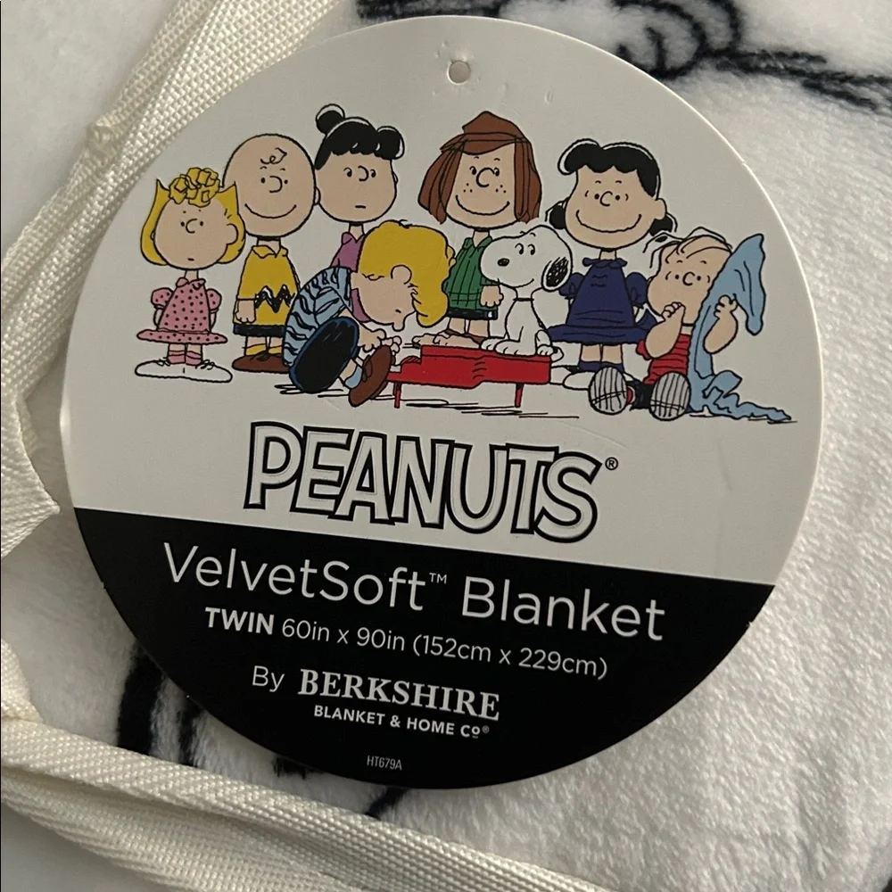 Berkshire Peanuts Halloween Blanket with Characters - Picture 2 of 3